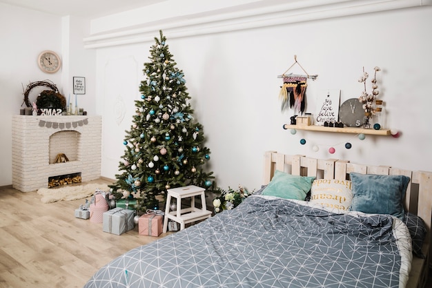 árbol de navidad al lado de cama