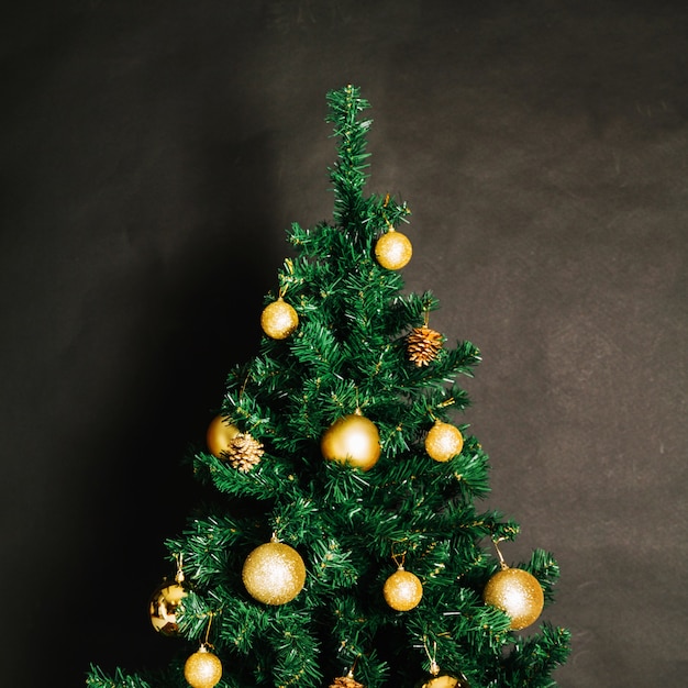 árbol de navidad con bolas doradas