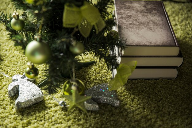 Foto gratuita Árbol de navidad cerca de libros antiguos