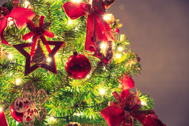 árbol de Navidad y decoraciones (imagen procesada del tra filtrada