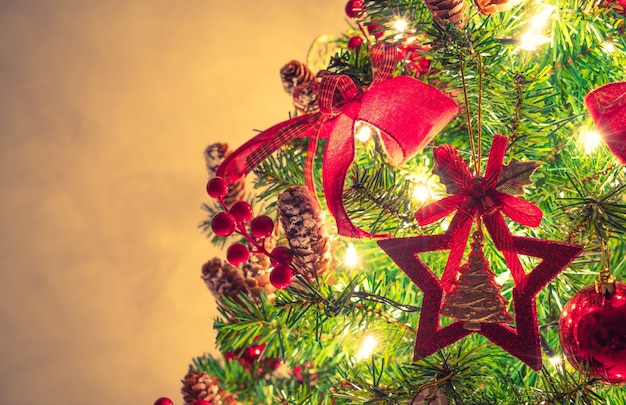 árbol de Navidad y decoraciones (imagen procesada del tra filtrada