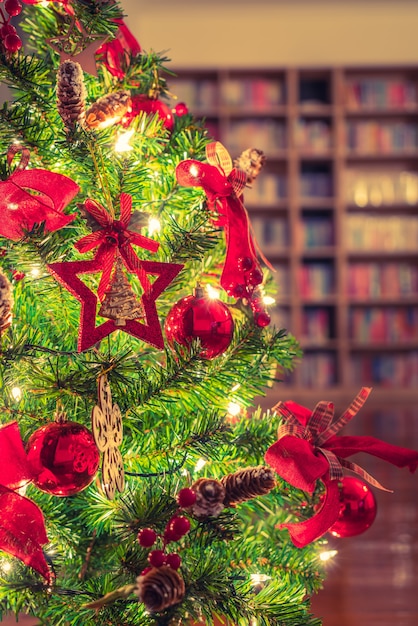 árbol de Navidad y decoraciones (imagen procesada del tra filtrada