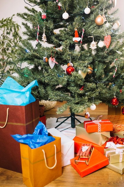 Foto gratuita Árbol de navidad decorado