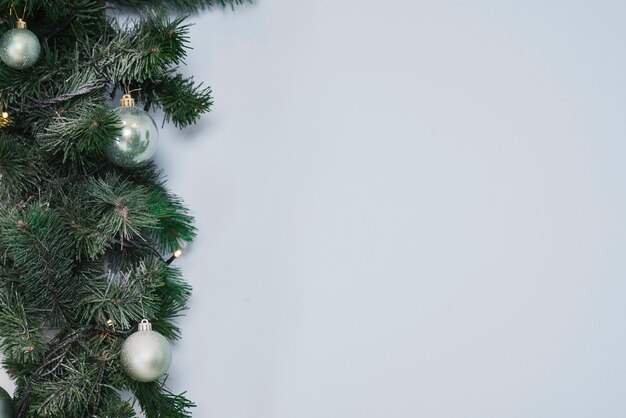 árbol de navidad y espacio a la derecha