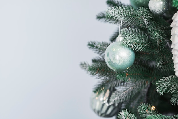 árbol de navidad y espacio a la izquierda