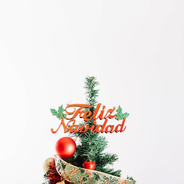 árbol de navidad con letras de feliz navidad