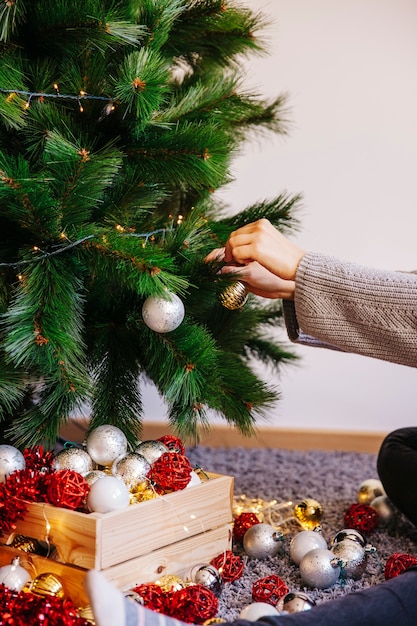 Foto gratuita Árbol de navidad y manos