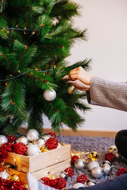 árbol de navidad y manos