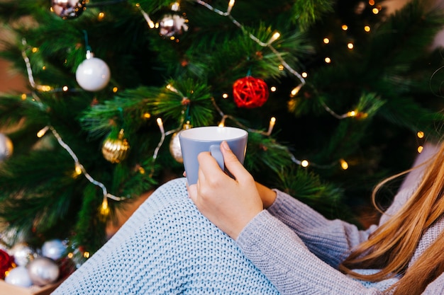 árbol de navidad y mujer con taza