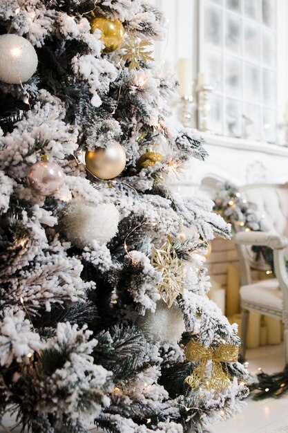 árbol de navidad con nieve