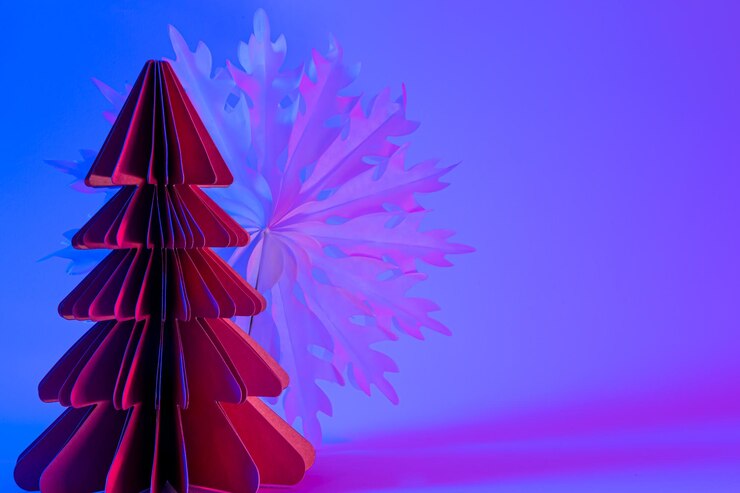 Foto gratuito árbol de navidad de papel y copo de nieve sobre fondo degradado de neón