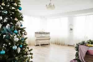 Foto gratuita Árbol de navidad y piano