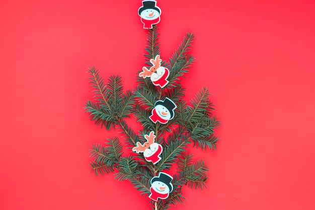 Foto gratuita Árbol de navidad de ramas con juguetes.