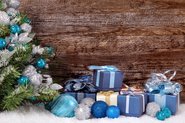 árbol de navidad y regalos