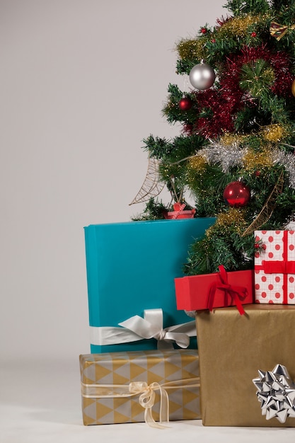 Foto gratuita Árbol de navidad con regalos