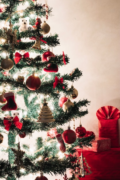 árbol de navidad y regalos