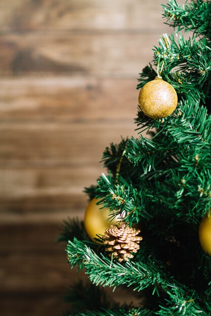 árbol de navidad sobre fondo borroso