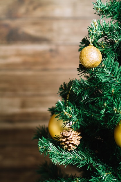 árbol de navidad sobre fondo borroso