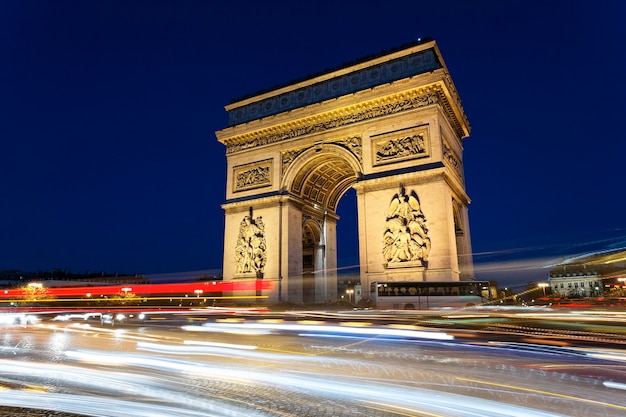 Foto gratuita arc de triomphe de noche con luces de coche