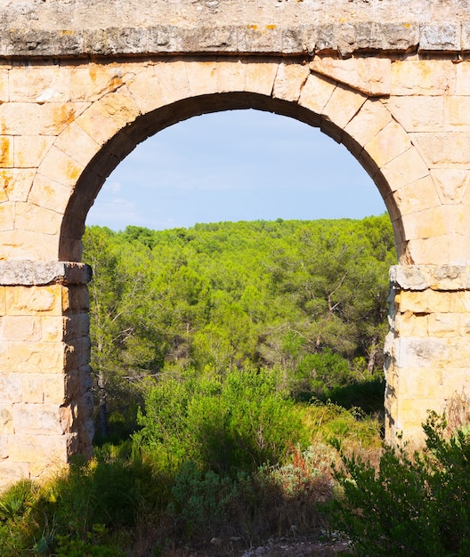 Foto gratuita arco del antiguo acueducto romano