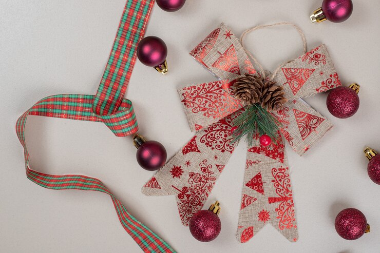 Foto gratuito arco festivo de navidad sobre superficie blanca