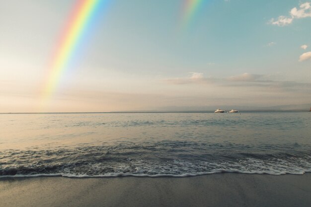 Arco iris en el cielo con paisaje natural.