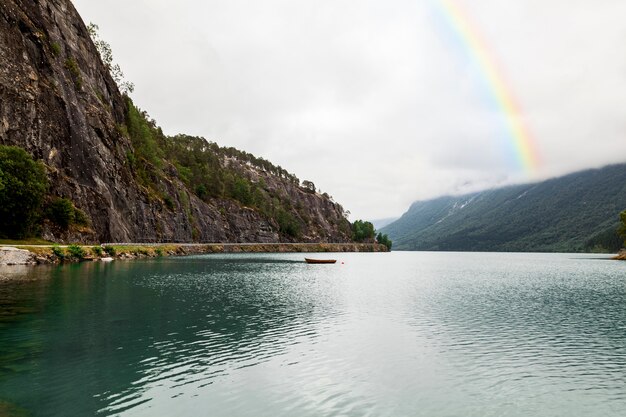 Arco iris en el cielo con paisaje natural.