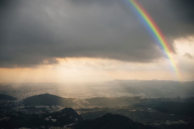 Foto gratuita arco iris en el cielo con paisaje natural.