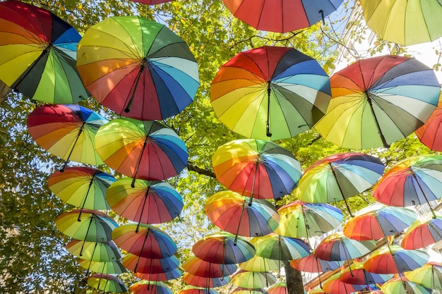 Arco iris colgando sombrillas en el cielo durante el orgullo gay en el barrio de Marais de París Francia