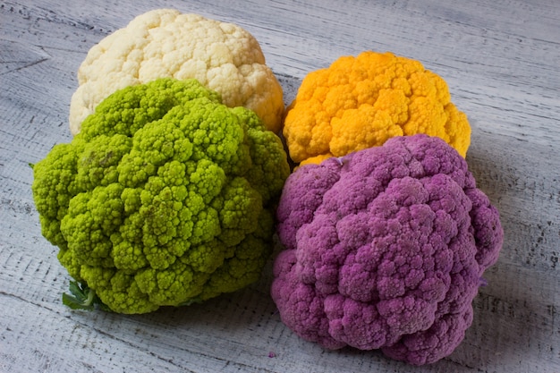 Arco iris de la coliflor orgánica del mercado local.