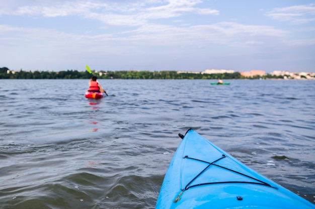 Arco de kayak en aguas tranquilas pacíficas