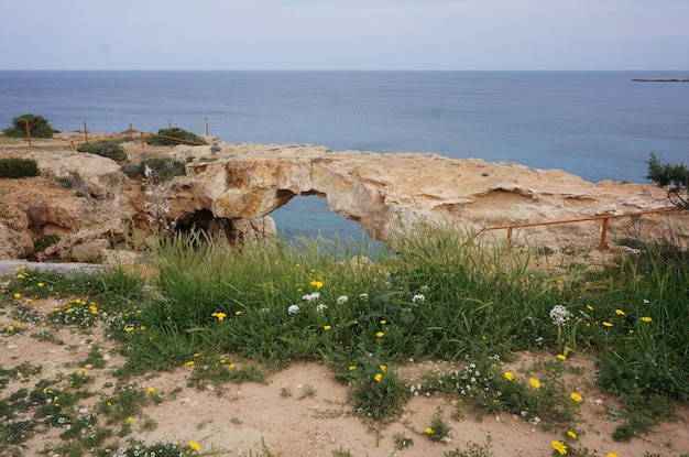 arco natural en la roca con el mar