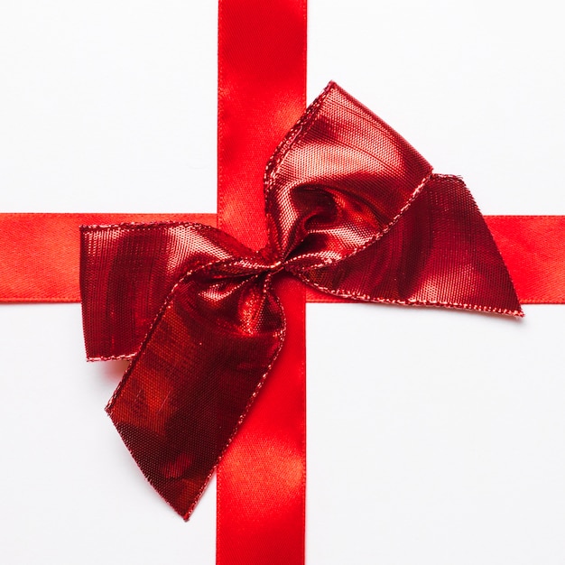 Arco de regalo rojo con lazo de seda.