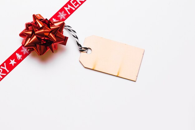 Arco rojo con tarjeta de felicitación para navidad