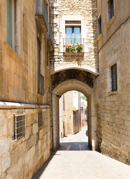 Arco sobre la antigua calle estrecha de la ciudad. Girona