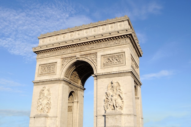 Arco del triunfo  con cielo