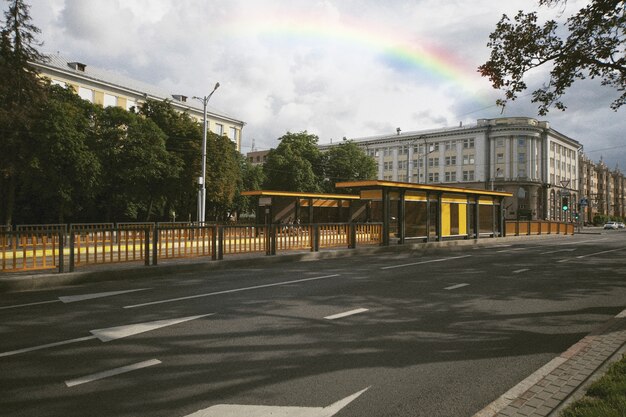 Arcoiris en el cielo con vista a la ciudad