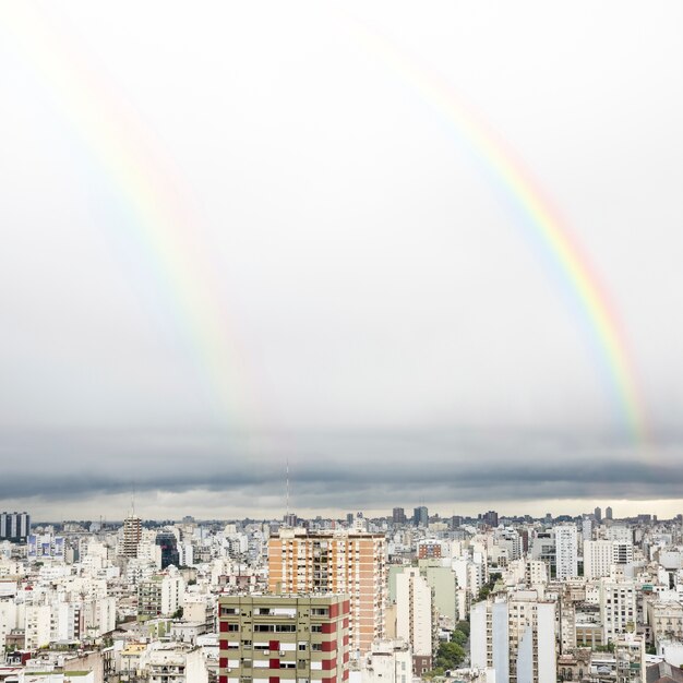 Arcoiris en el cielo con vista a la ciudad