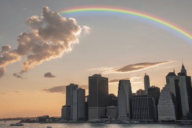 Arcoiris en el cielo con vista a la ciudad