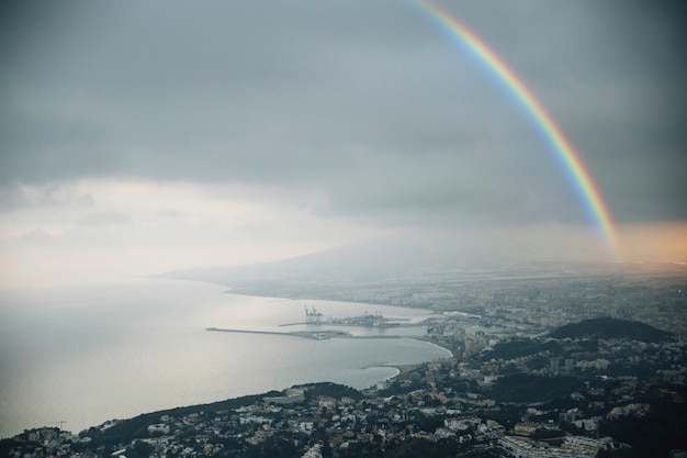 Foto gratuita arcoiris en el cielo con vista a la ciudad