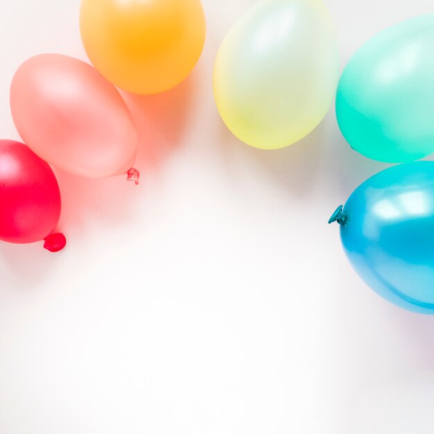 Arcoiris hecho de seis globos de aire