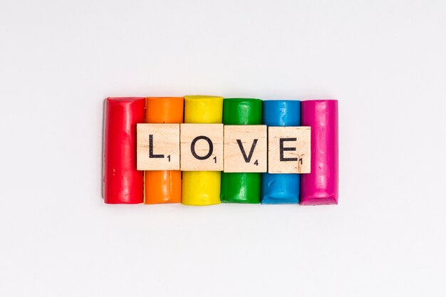 Arcoiris piezas de plastilina con signo amor.