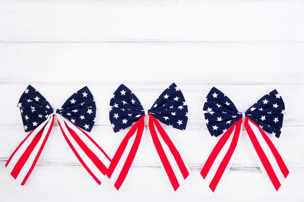 Arcos de cintas con símbolos de la bandera americana.