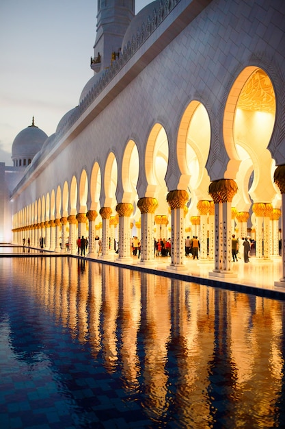 Arcos de Shekh Zayed Gran Mezquita refleja en el agua antes de que