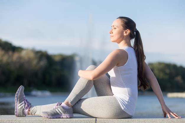 Foto gratuita ardha matsyendrasana pose