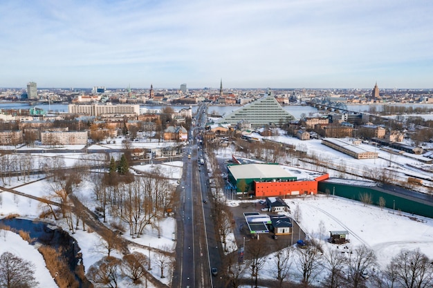 Areal vista de Riga, Letonia en invierno