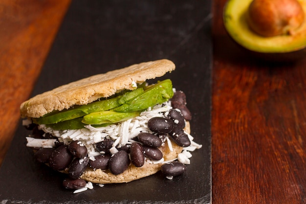 Foto gratuita arepa con delicioso relleno y aguacate