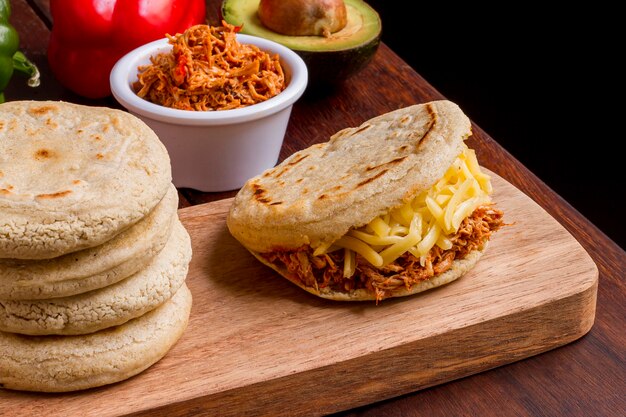 Arepa con relleno y otros alimentos