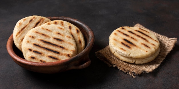 Foto gratuita arepas de alto ángulo sobre tela