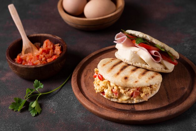 Arepas de alto ángulo con verduras